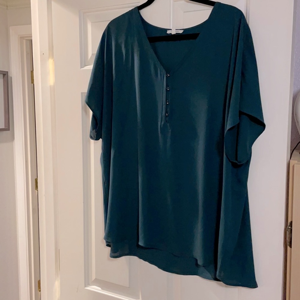 Maurice’s Green Flowy Shirt Sleeve VNeck Top